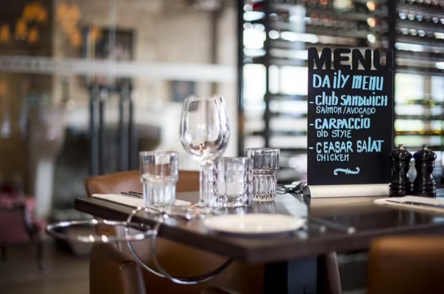 Stolná popisovacia tabuľa s hliníkovým stojančekom a 1 popisovačom, MENU_3